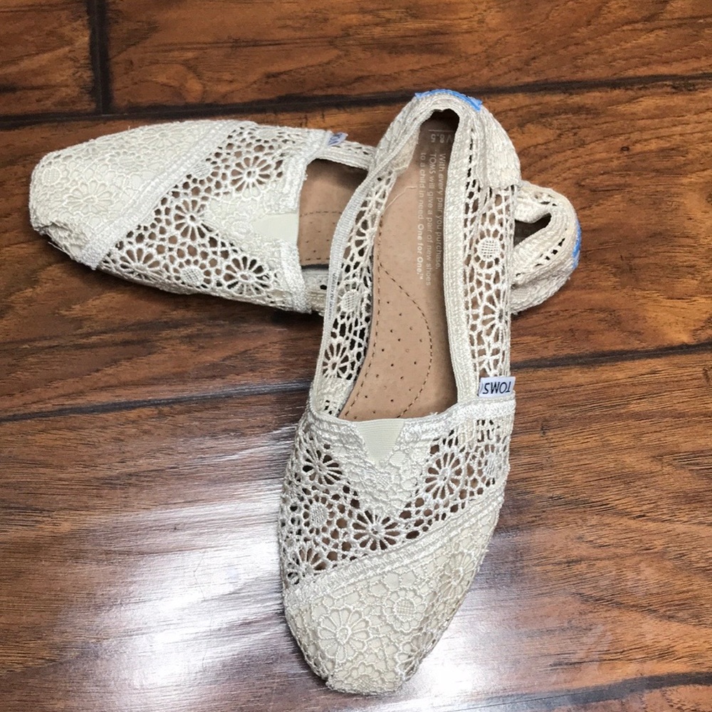 Tom’s Women's Natural Floral Lace Espadrilles